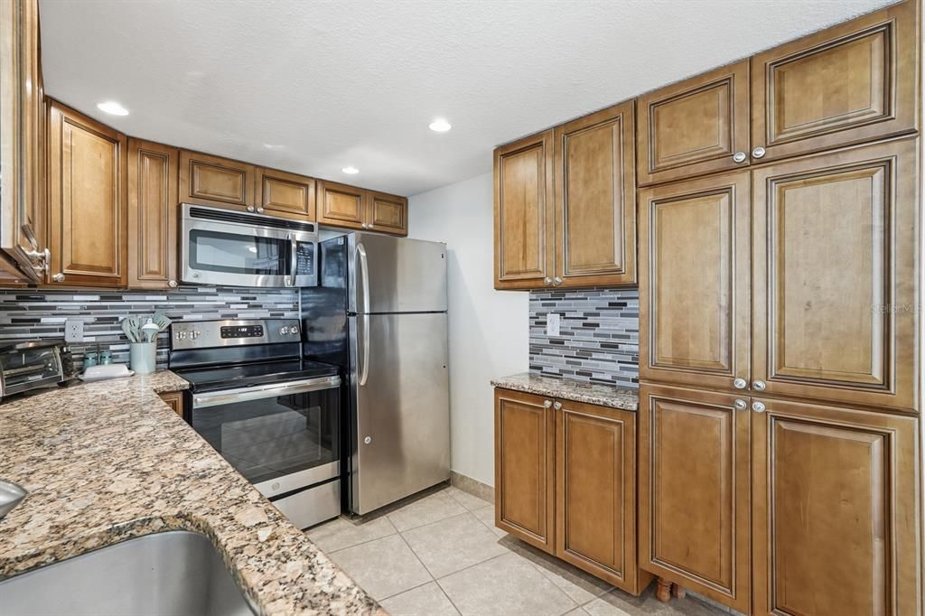 For Sale: $465,000 (2 beds, 2 baths, 1275 Square Feet)