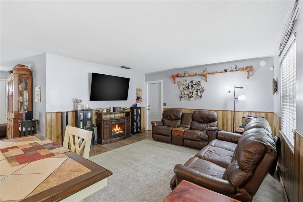 待售: $245,000 (3 贝兹, 2 浴室, 1356 平方英尺)