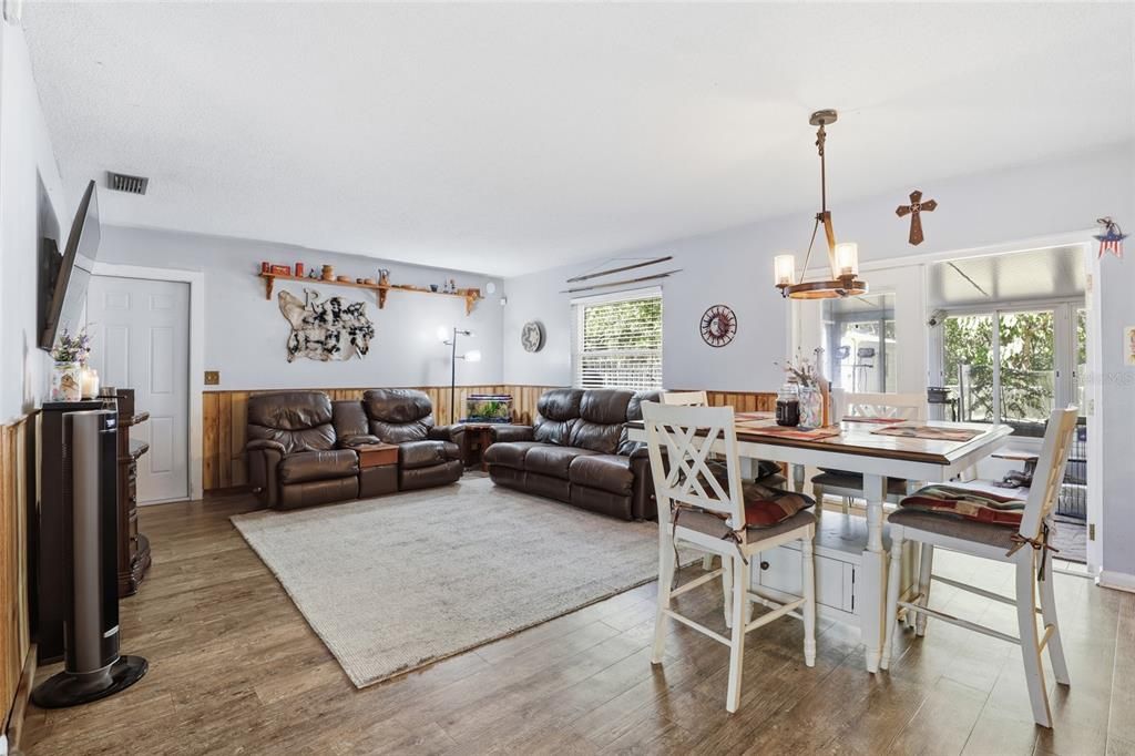 待售: $245,000 (3 贝兹, 2 浴室, 1356 平方英尺)