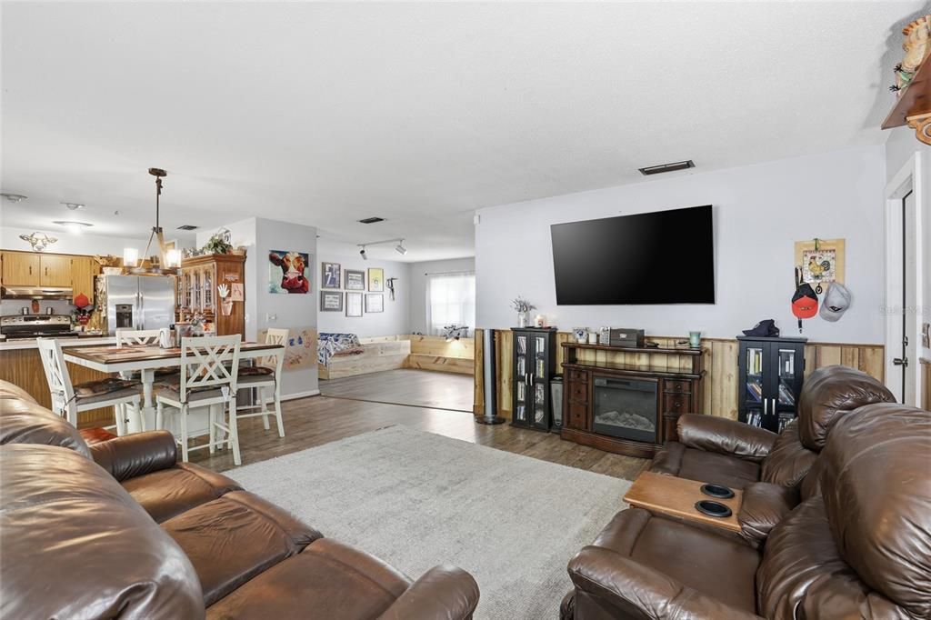 待售: $245,000 (3 贝兹, 2 浴室, 1356 平方英尺)