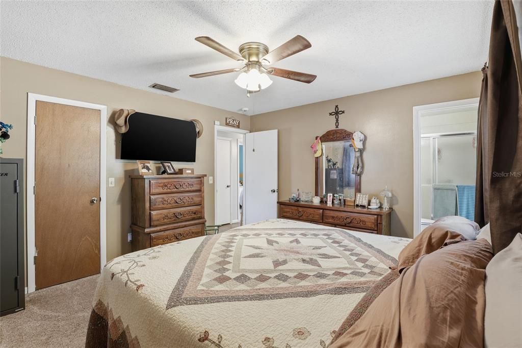 待售: $245,000 (3 贝兹, 2 浴室, 1356 平方英尺)