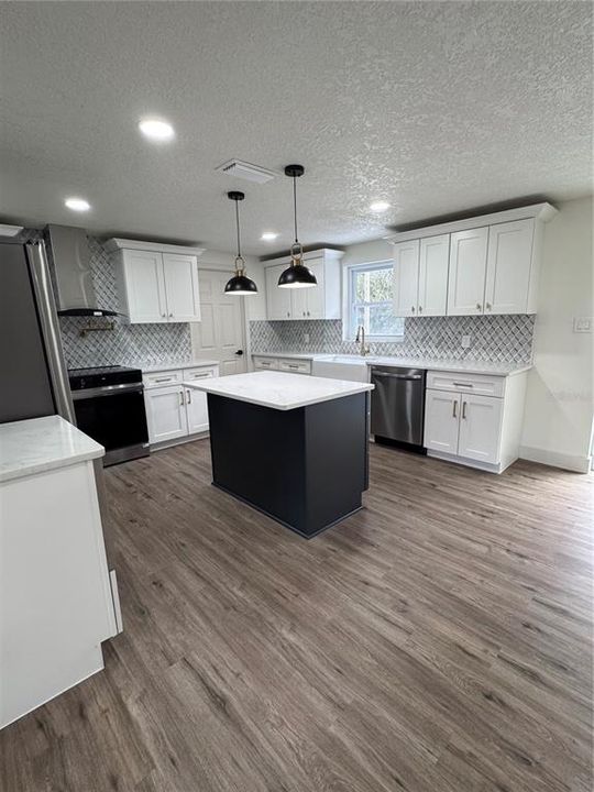 For Rent: $2,950 (3 beds, 2 baths, 2046 Square Feet)