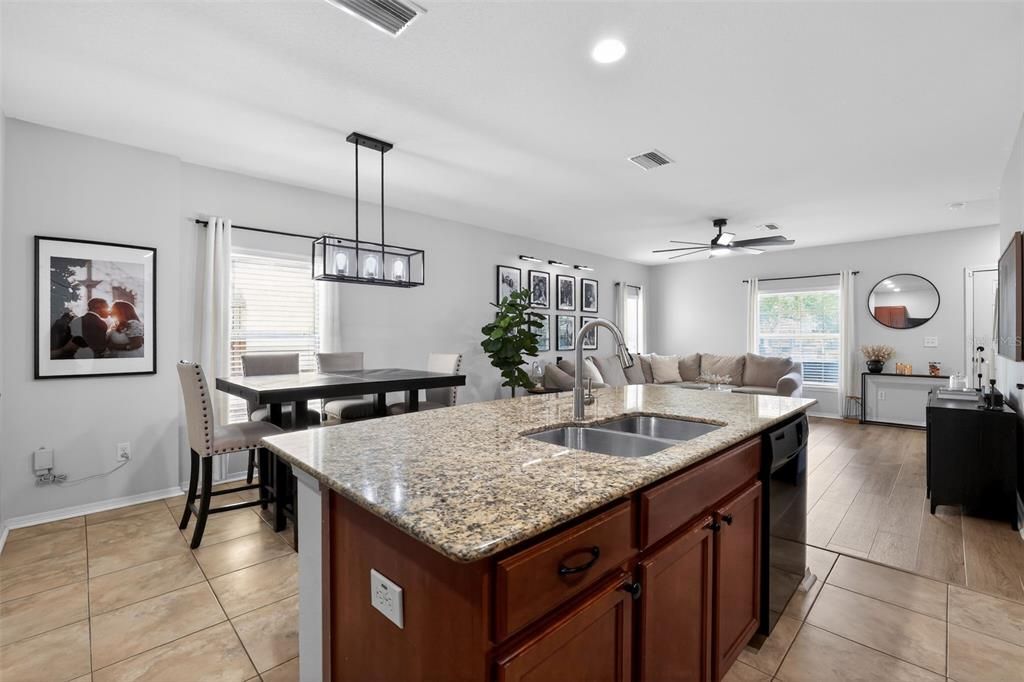 待售: $219,900 (2 贝兹, 2 浴室, 1280 平方英尺)