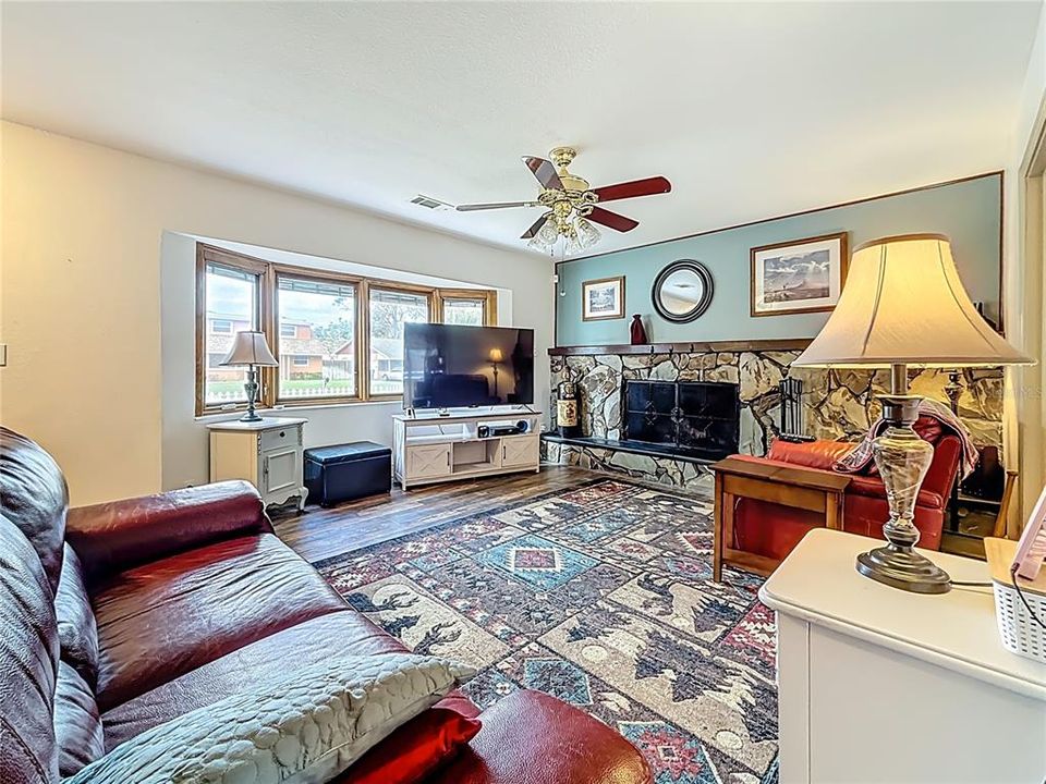 待售: $425,000 (4 贝兹, 1 浴室, 1422 平方英尺)