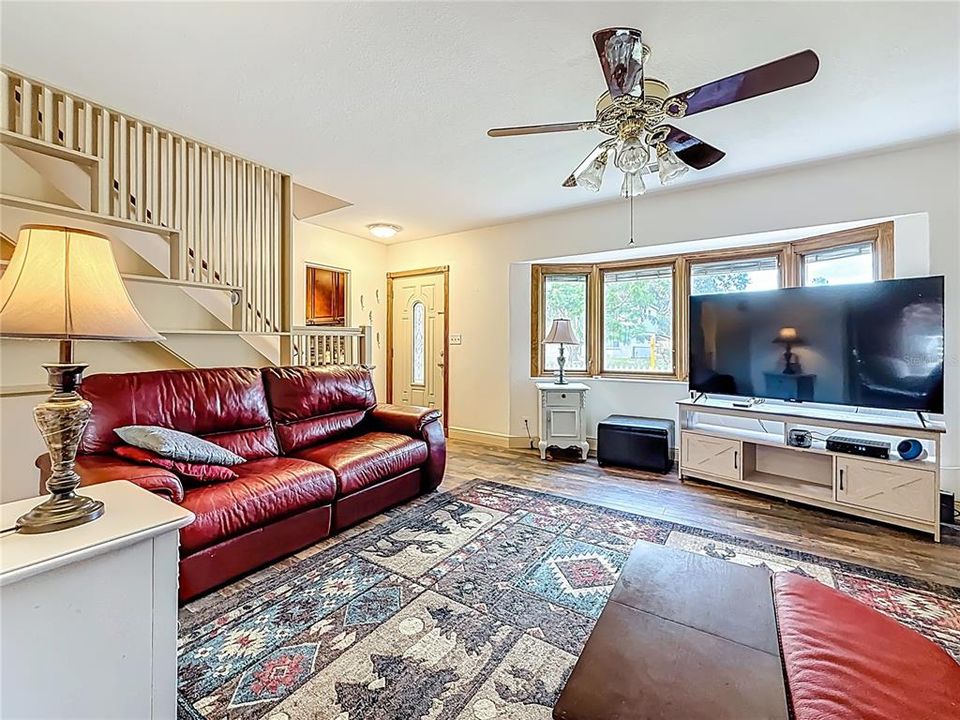 待售: $425,000 (4 贝兹, 1 浴室, 1422 平方英尺)