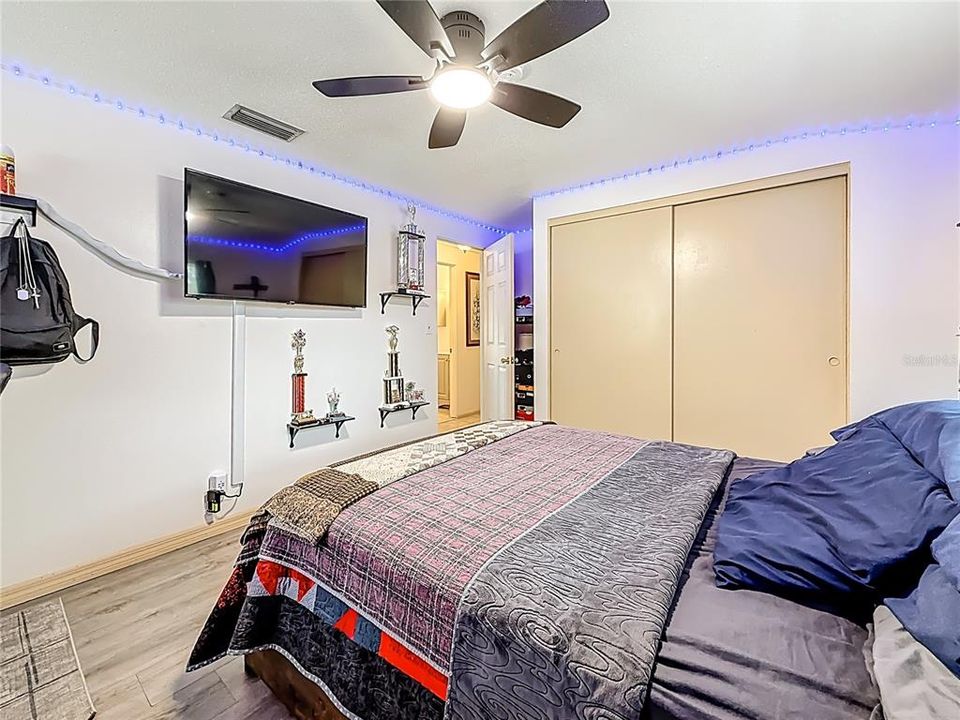 待售: $425,000 (4 贝兹, 1 浴室, 1422 平方英尺)