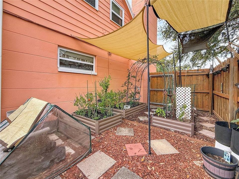 待售: $425,000 (4 贝兹, 1 浴室, 1422 平方英尺)