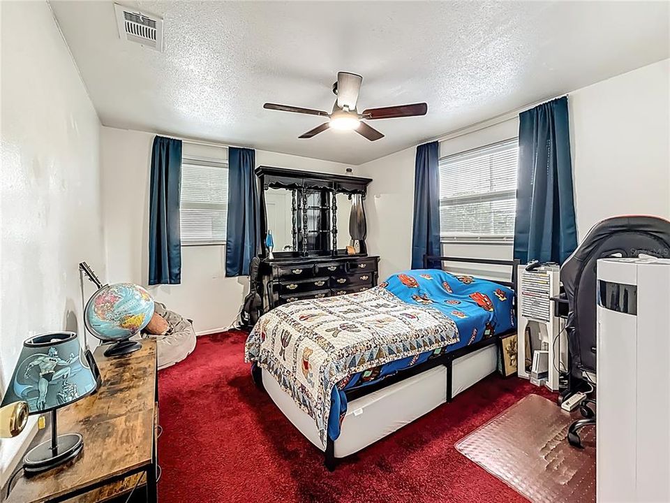 待售: $425,000 (4 贝兹, 1 浴室, 1422 平方英尺)