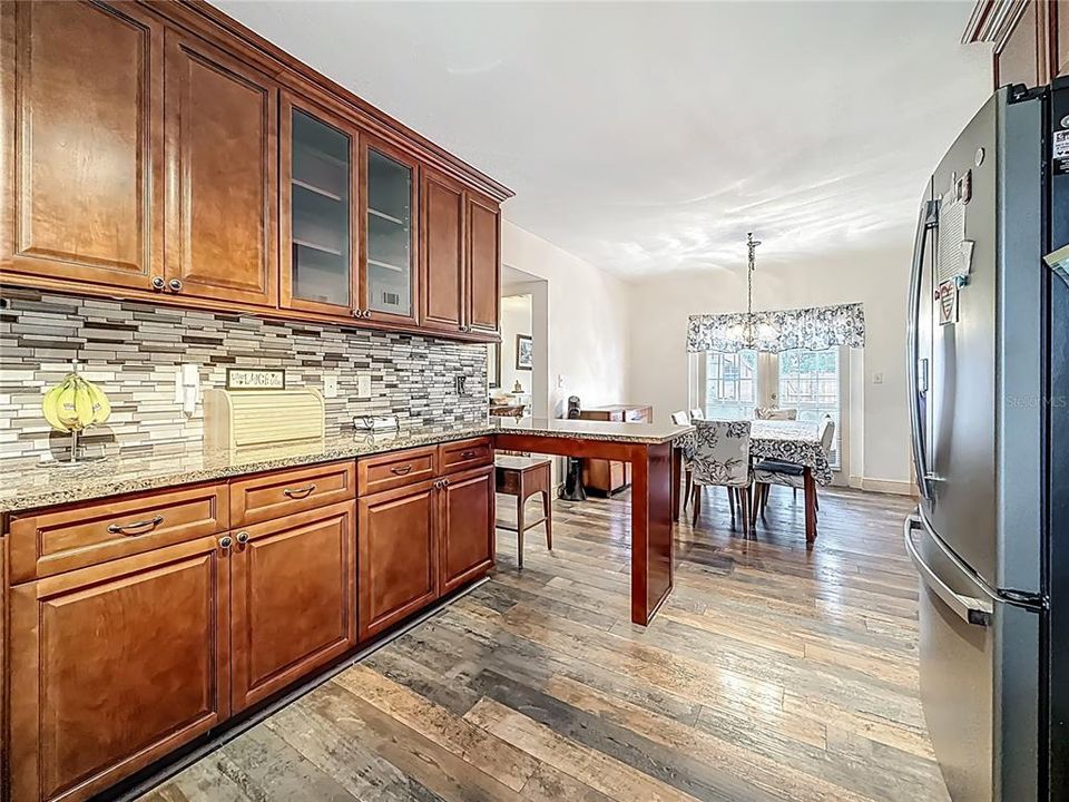 待售: $425,000 (4 贝兹, 1 浴室, 1422 平方英尺)