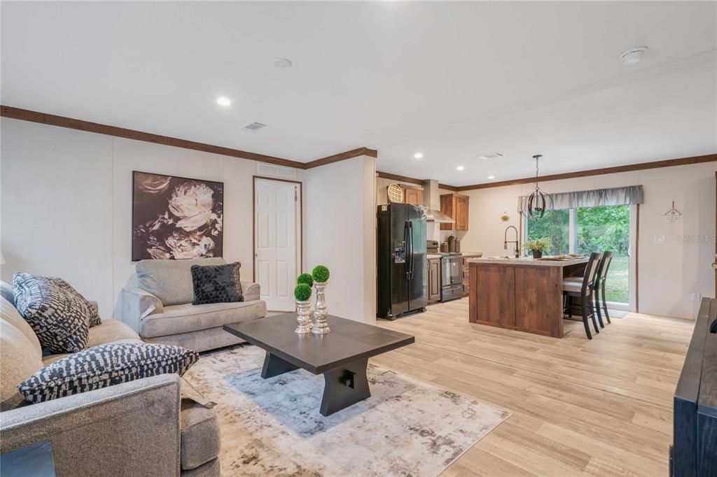 На продажу: $262,500 (4 спален, 2 ванн, 1904 Квадратных фут)