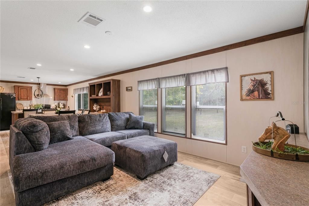 На продажу: $262,500 (4 спален, 2 ванн, 1904 Квадратных фут)