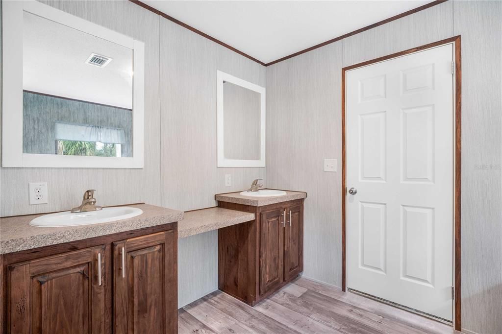 На продажу: $262,500 (4 спален, 2 ванн, 1904 Квадратных фут)