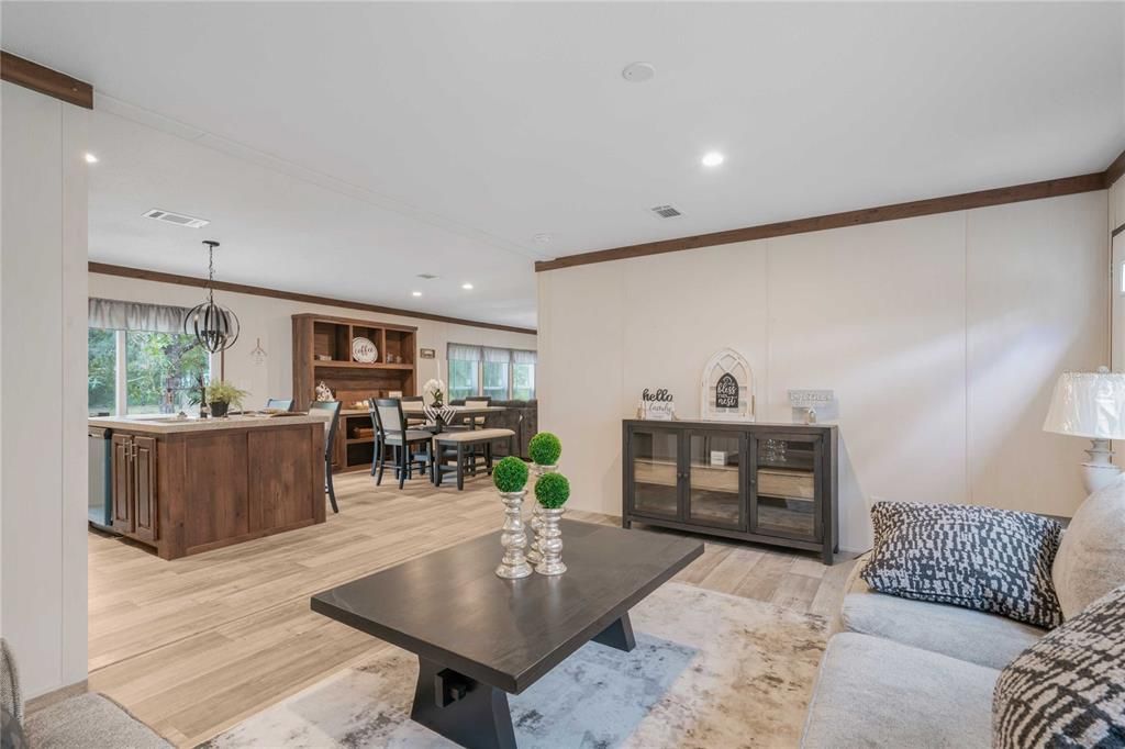 На продажу: $262,500 (4 спален, 2 ванн, 1904 Квадратных фут)