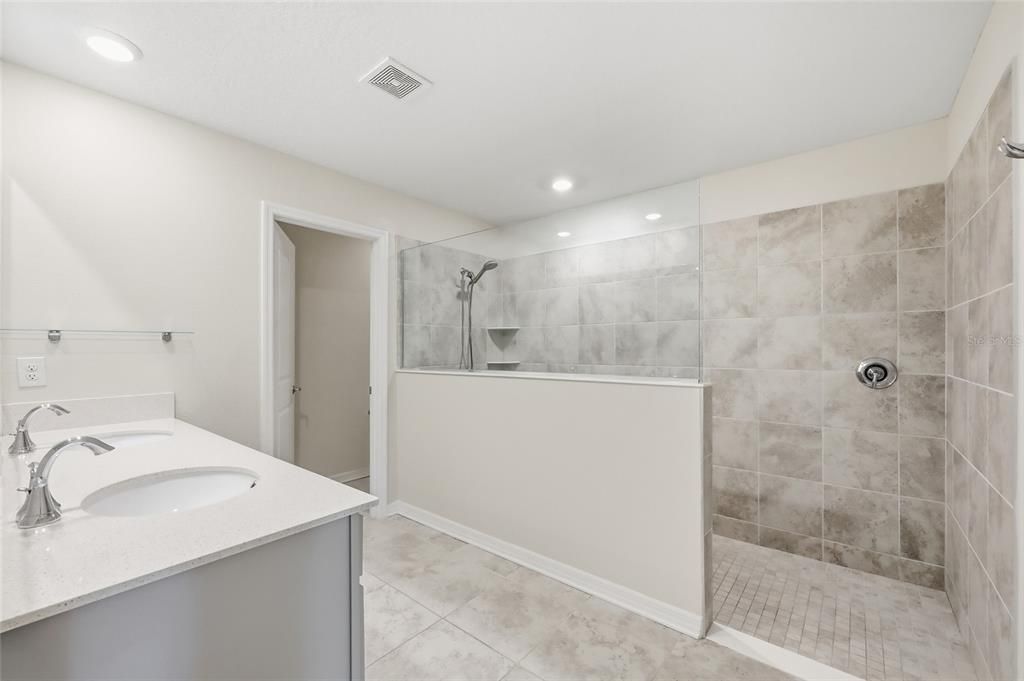 En Venta: $455,000 (4 camas, 3 baños, 2610 Pies cuadrados)