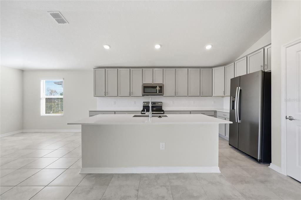 En Venta: $455,000 (4 camas, 3 baños, 2610 Pies cuadrados)