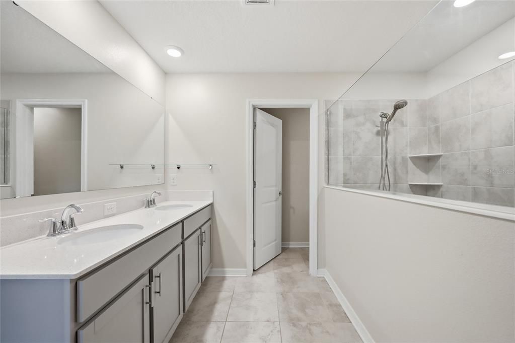 En Venta: $455,000 (4 camas, 3 baños, 2610 Pies cuadrados)