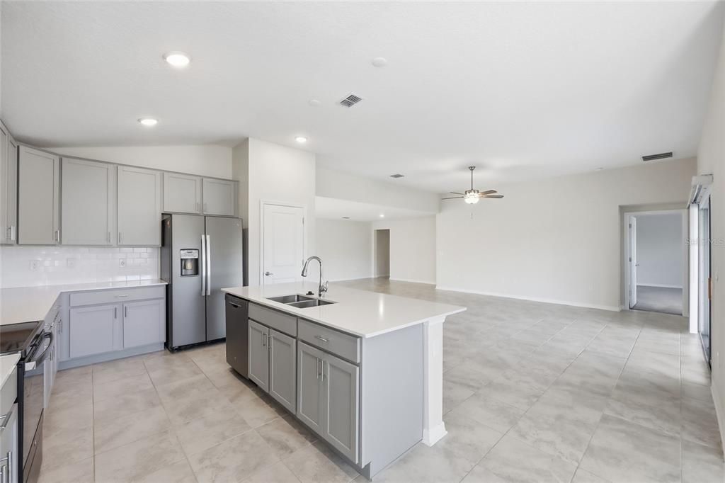 En Venta: $455,000 (4 camas, 3 baños, 2610 Pies cuadrados)