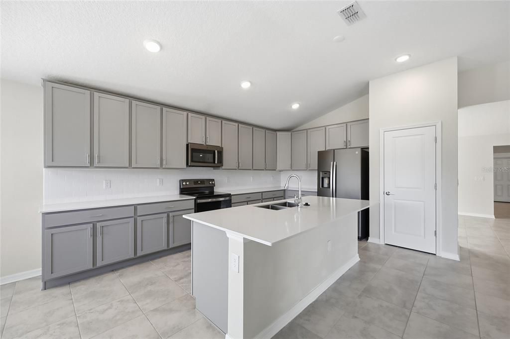 En Venta: $455,000 (4 camas, 3 baños, 2610 Pies cuadrados)