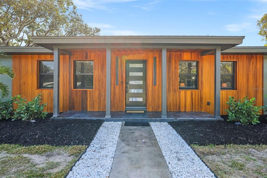 En Venta: $899,000 (4 camas, 2 baños, 1933 Pies cuadrados)