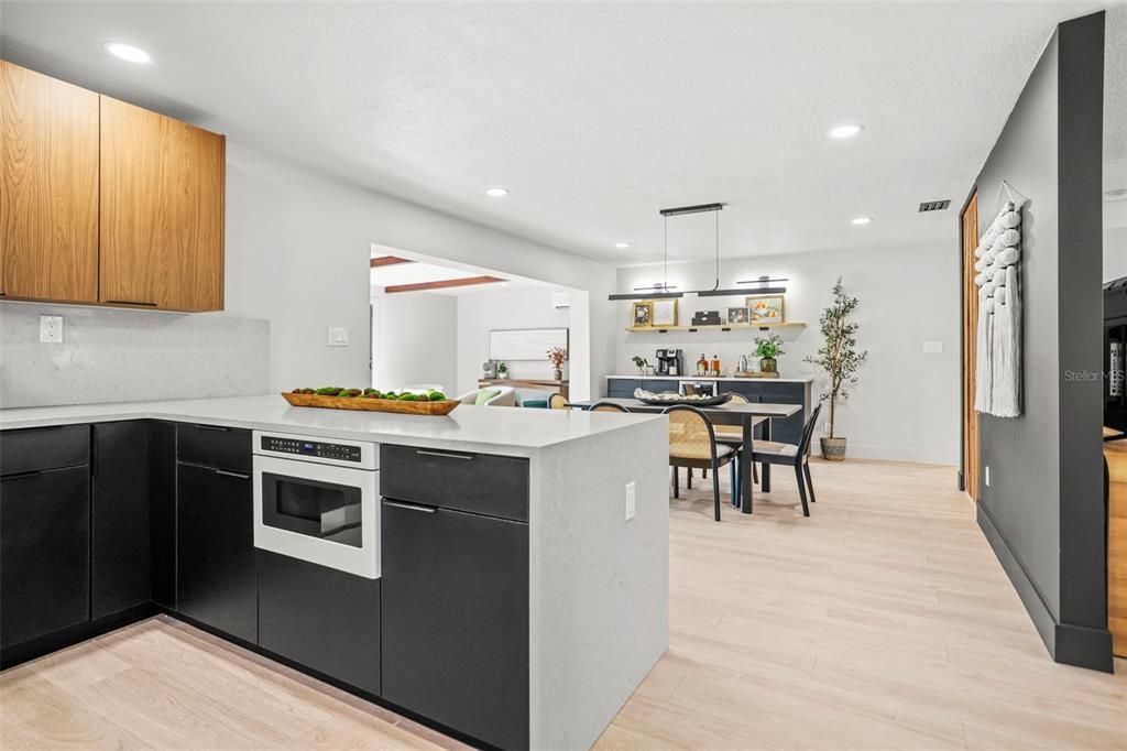 En Venta: $899,000 (4 camas, 2 baños, 1933 Pies cuadrados)