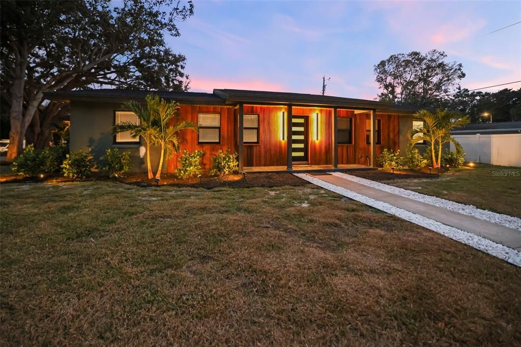 En Venta: $899,000 (4 camas, 2 baños, 1933 Pies cuadrados)