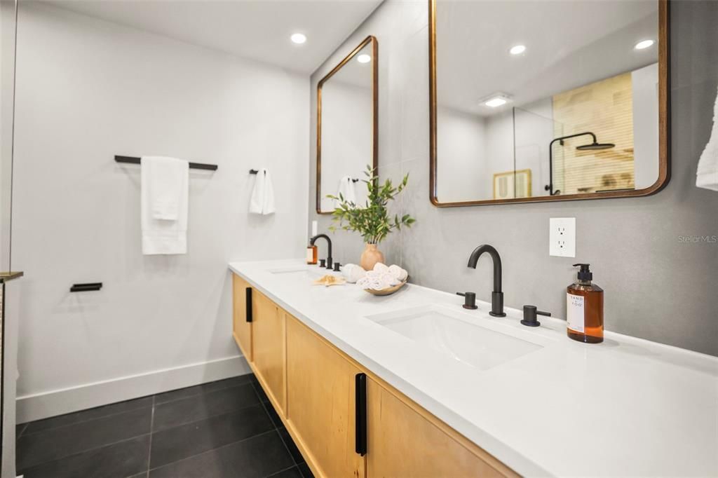 En Venta: $899,000 (4 camas, 2 baños, 1933 Pies cuadrados)