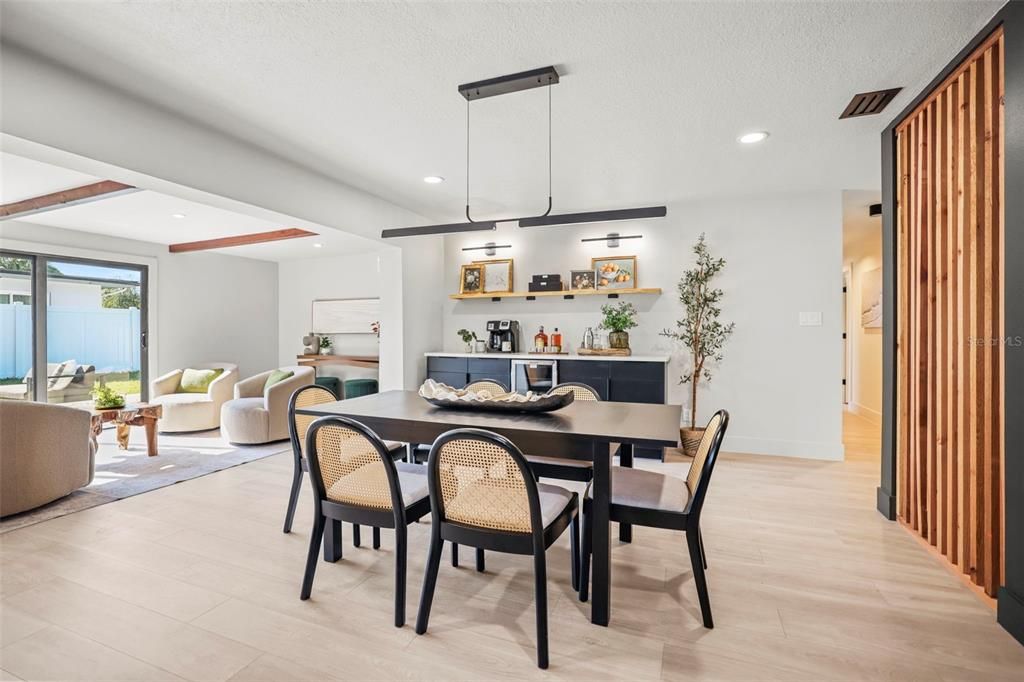 En Venta: $899,000 (4 camas, 2 baños, 1933 Pies cuadrados)