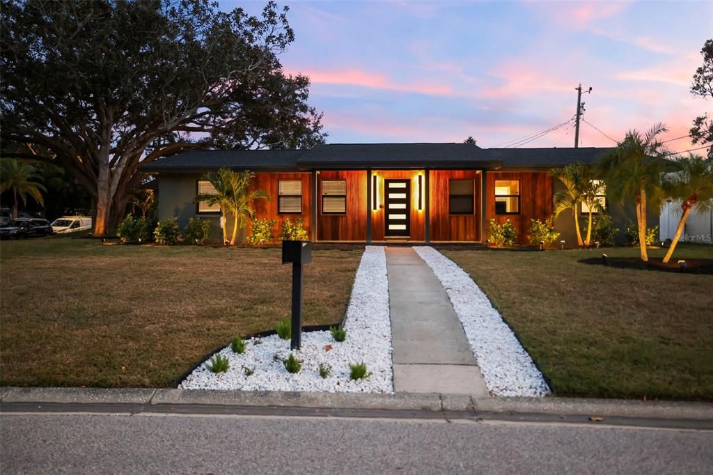 En Venta: $899,000 (4 camas, 2 baños, 1933 Pies cuadrados)