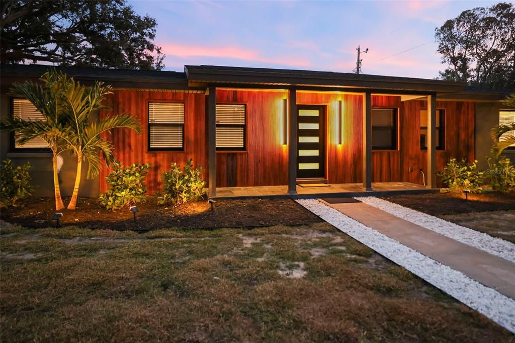 En Venta: $899,000 (4 camas, 2 baños, 1933 Pies cuadrados)