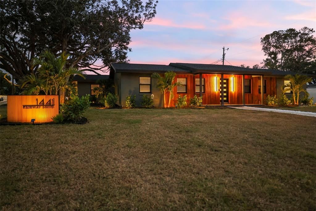 En Venta: $899,000 (4 camas, 2 baños, 1933 Pies cuadrados)