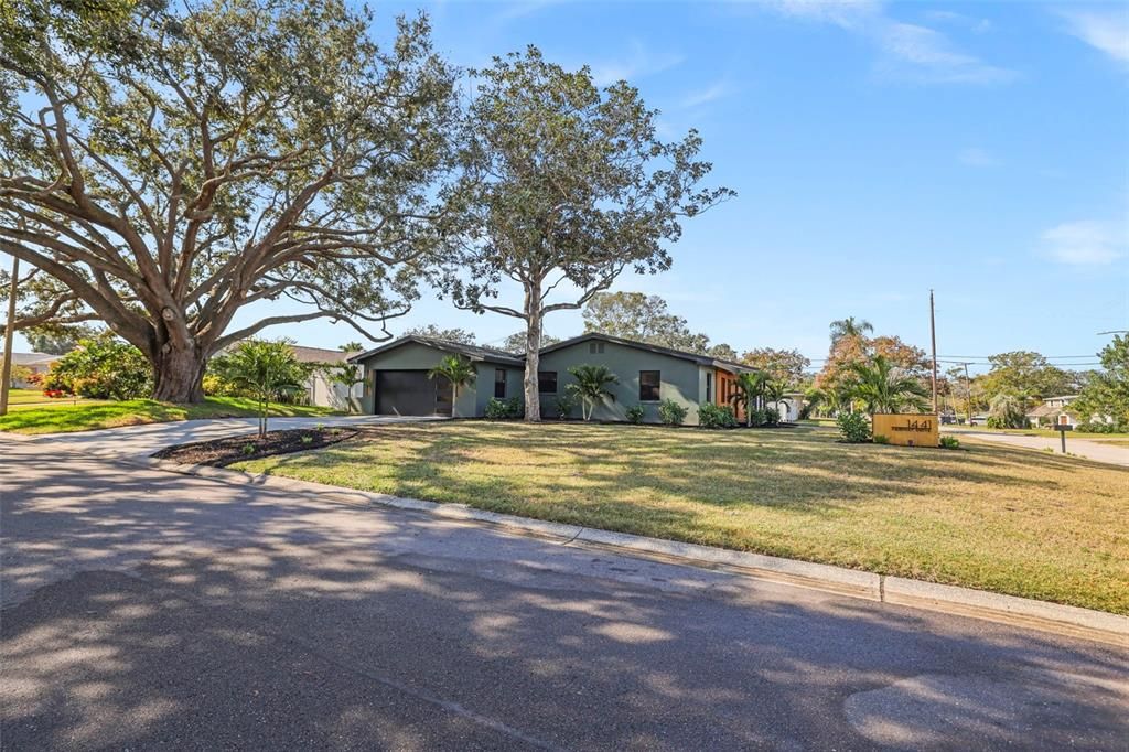 En Venta: $899,000 (4 camas, 2 baños, 1933 Pies cuadrados)