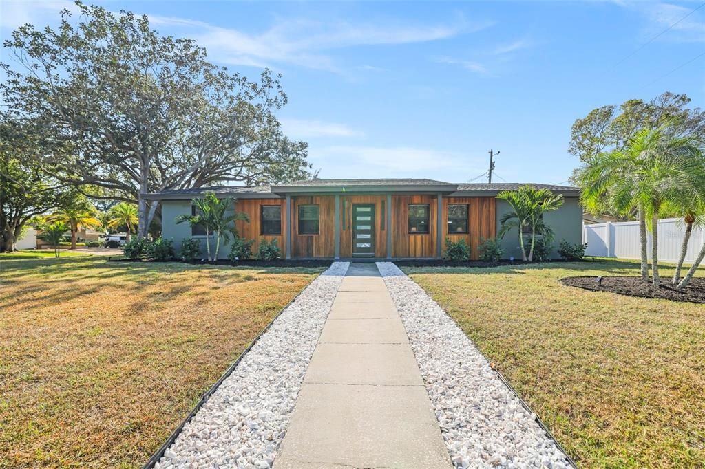 En Venta: $899,000 (4 camas, 2 baños, 1933 Pies cuadrados)