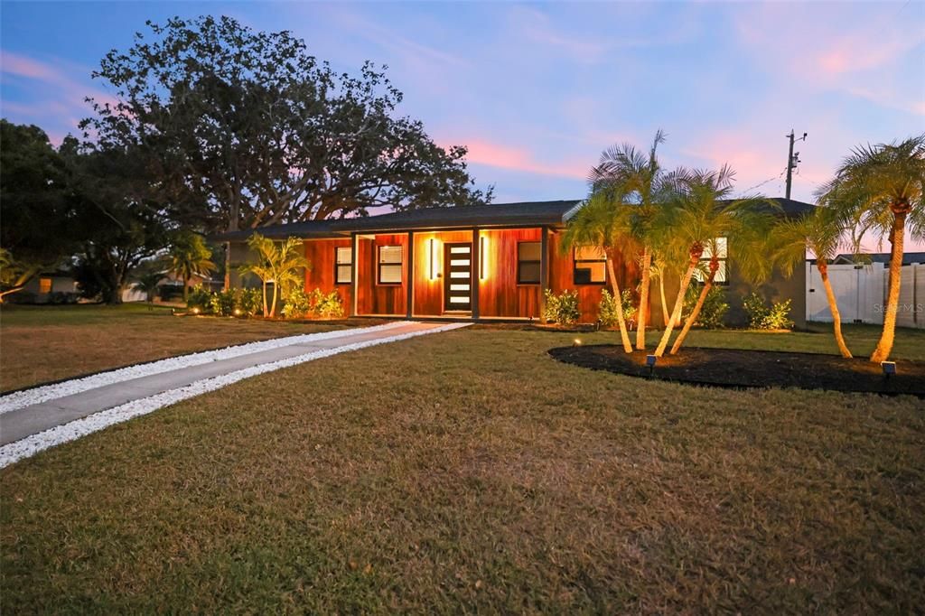 En Venta: $899,000 (4 camas, 2 baños, 1933 Pies cuadrados)