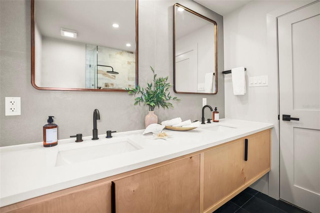 En Venta: $899,000 (4 camas, 2 baños, 1933 Pies cuadrados)