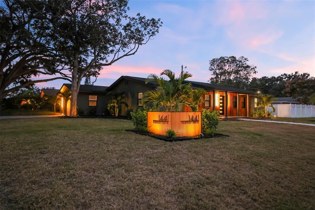 En Venta: $899,000 (4 camas, 2 baños, 1933 Pies cuadrados)