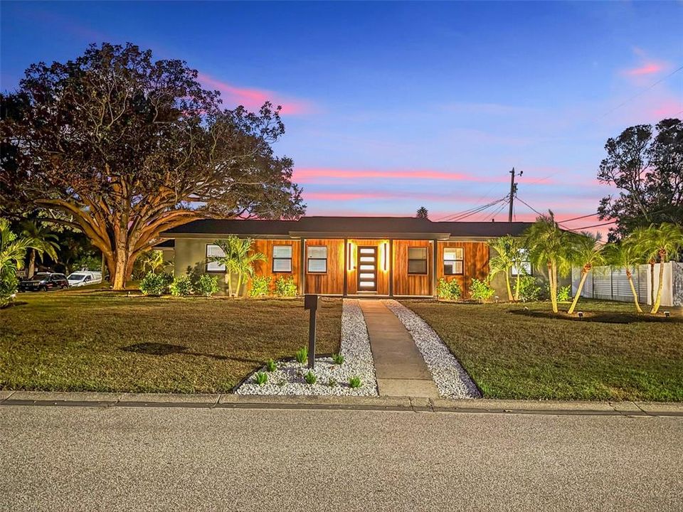 En Venta: $899,000 (4 camas, 2 baños, 1933 Pies cuadrados)