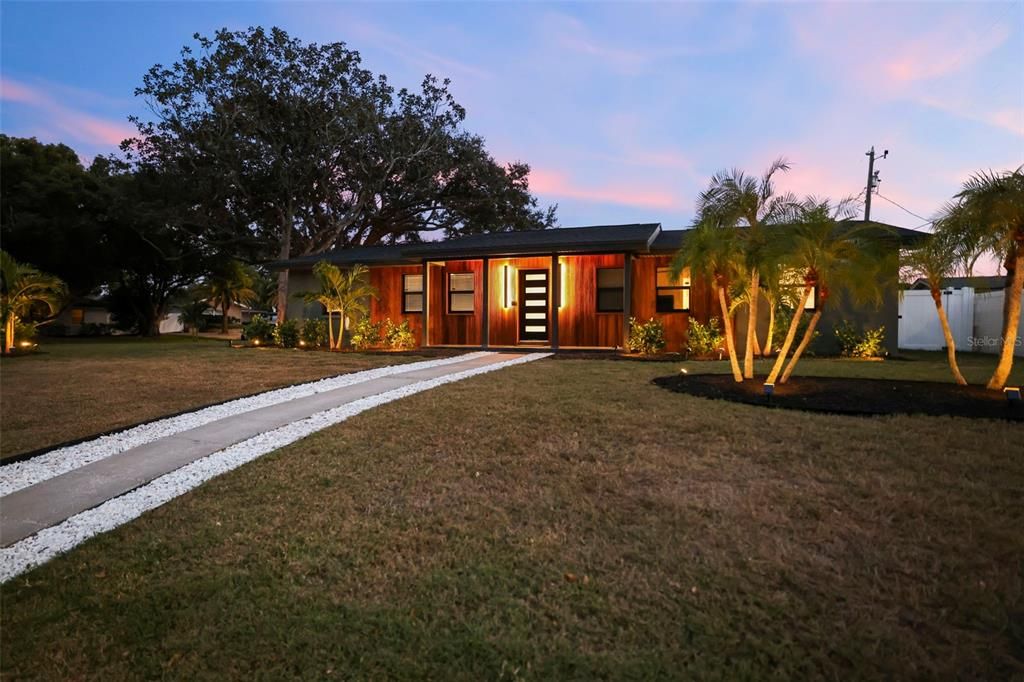 En Venta: $899,000 (4 camas, 2 baños, 1933 Pies cuadrados)