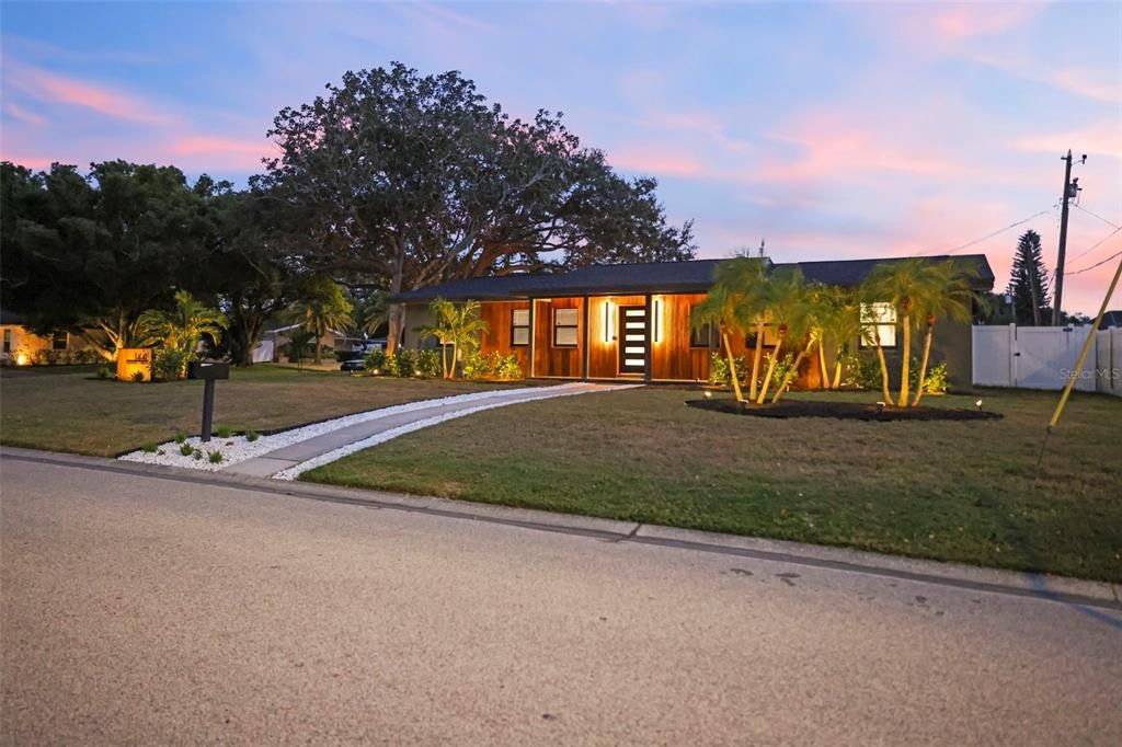 En Venta: $899,000 (4 camas, 2 baños, 1933 Pies cuadrados)