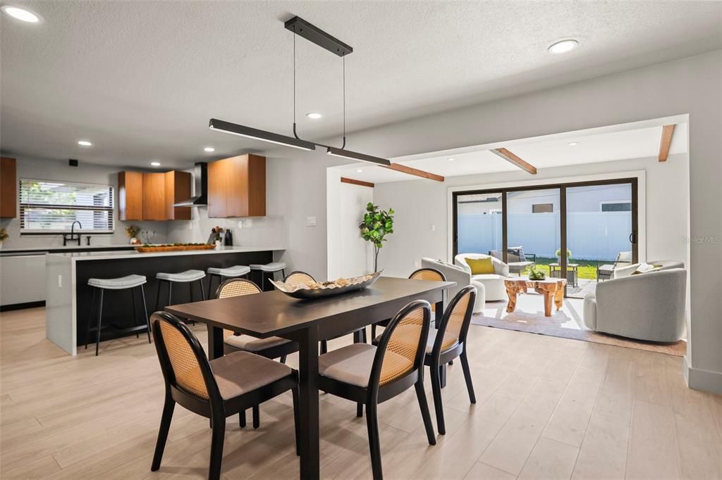 En Venta: $899,000 (4 camas, 2 baños, 1933 Pies cuadrados)