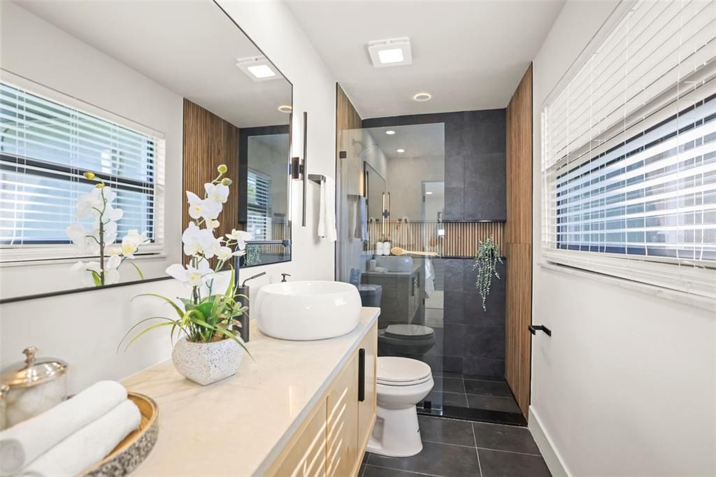 En Venta: $899,000 (4 camas, 2 baños, 1933 Pies cuadrados)