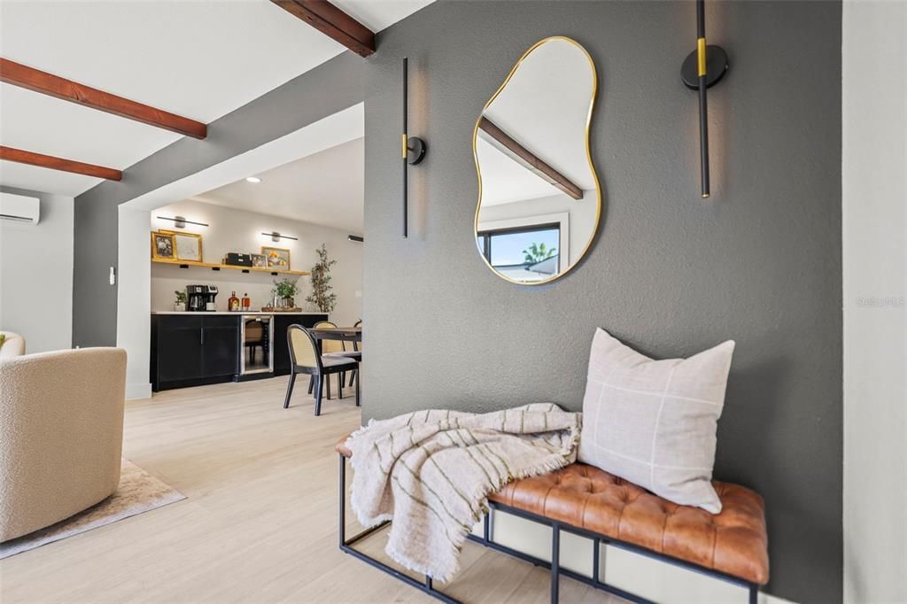 En Venta: $899,000 (4 camas, 2 baños, 1933 Pies cuadrados)