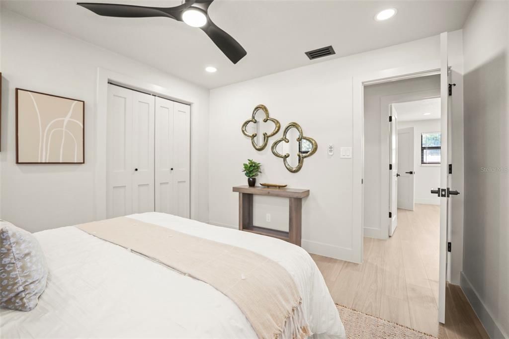 En Venta: $899,000 (4 camas, 2 baños, 1933 Pies cuadrados)