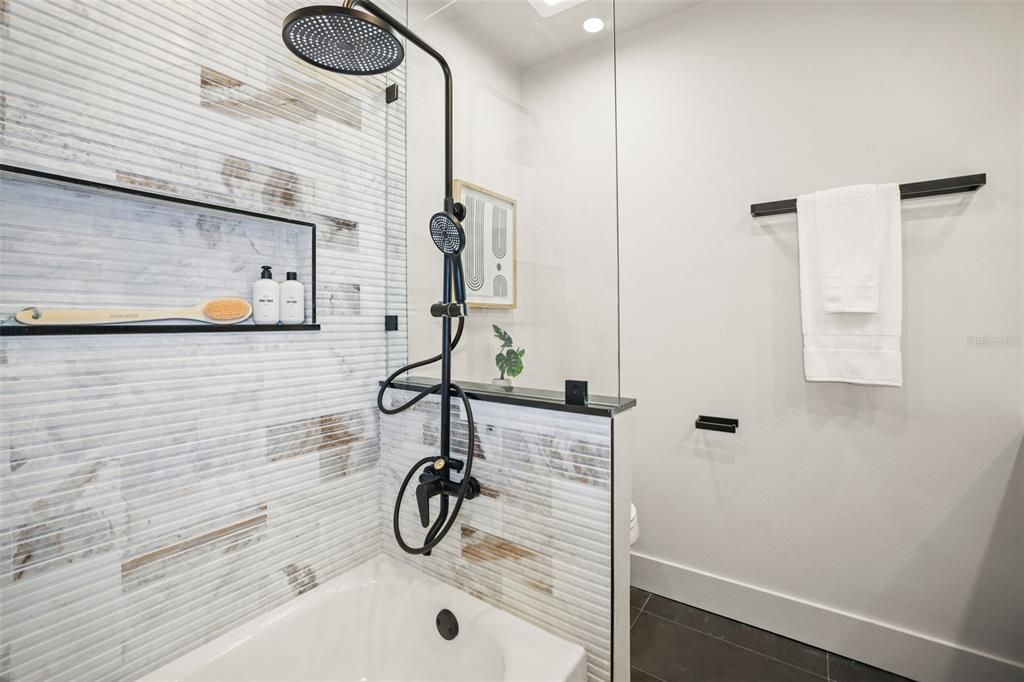 En Venta: $899,000 (4 camas, 2 baños, 1933 Pies cuadrados)