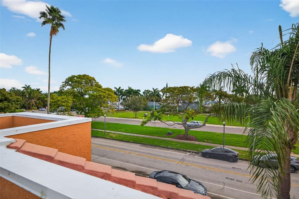 На продажу: $995,000 (3 спален, 2 ванн, 2035 Квадратных фут)