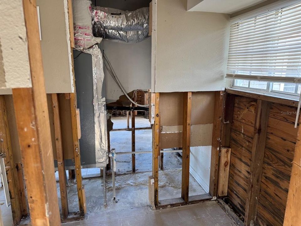 For Sale: $179,900 (3 beds, 1 baths, 816 Square Feet)