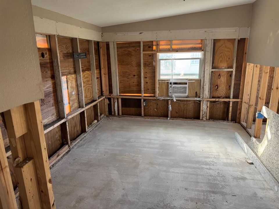 For Sale: $179,900 (3 beds, 1 baths, 816 Square Feet)