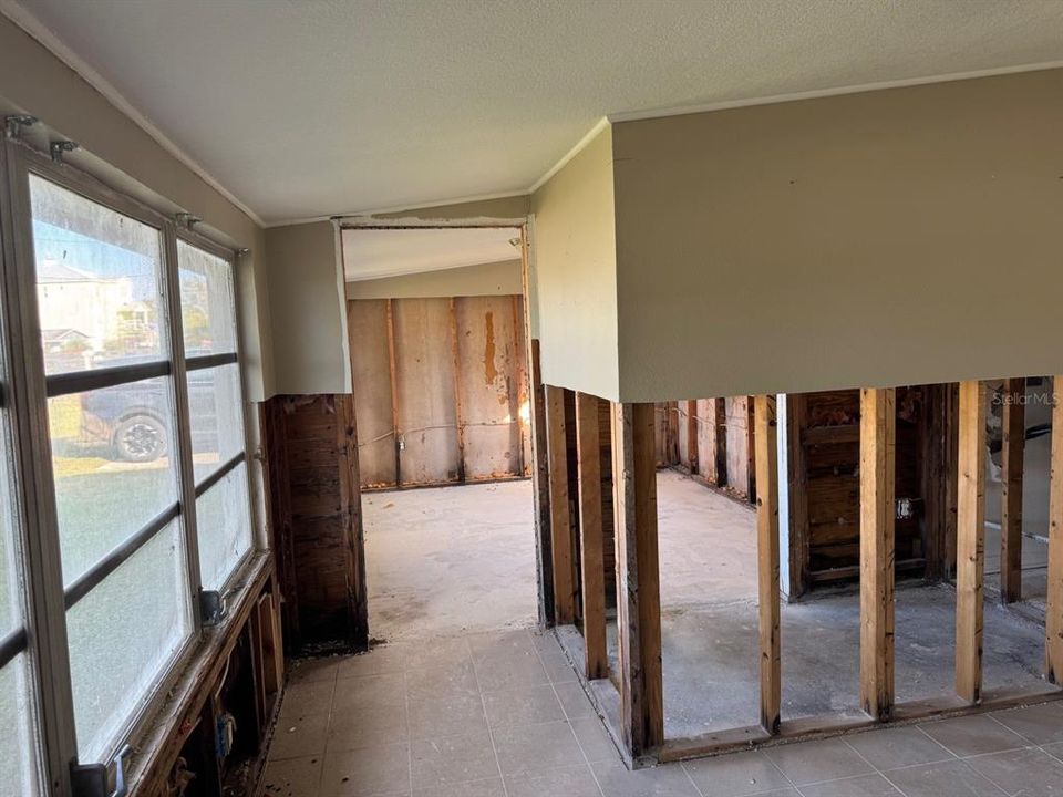 For Sale: $179,900 (3 beds, 1 baths, 816 Square Feet)