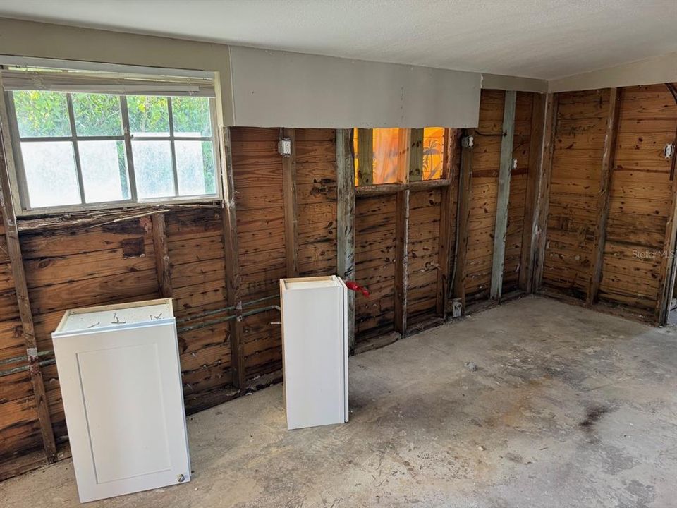 For Sale: $179,900 (3 beds, 1 baths, 816 Square Feet)