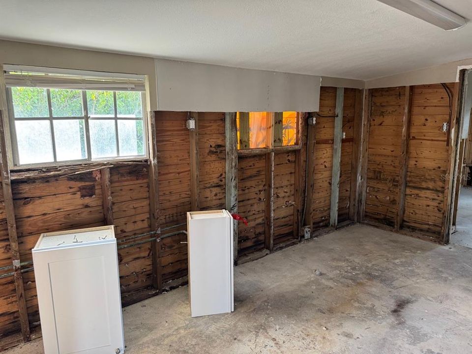 For Sale: $179,900 (3 beds, 1 baths, 816 Square Feet)