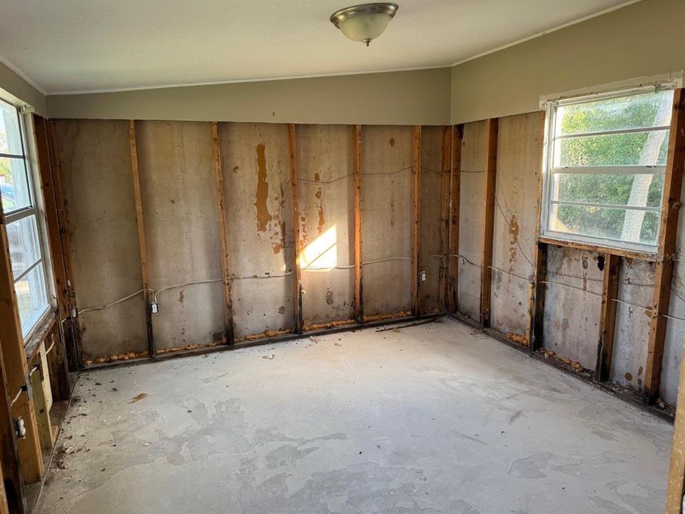 For Sale: $179,900 (3 beds, 1 baths, 816 Square Feet)